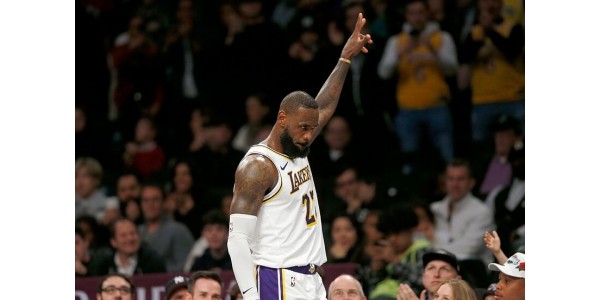 LeBron James teki jälleen uuden henkilökohtaisen ennätyksen NBA:ssa